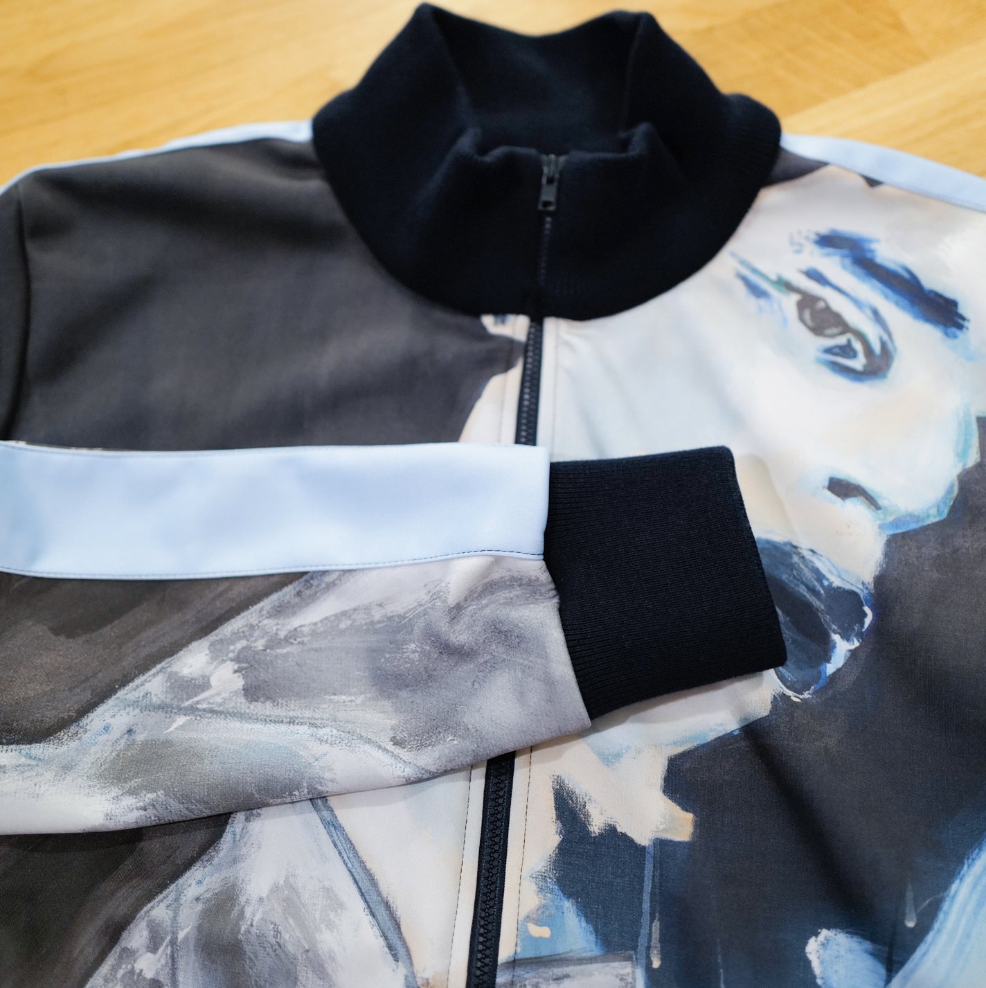 Desinger Trainingsjacke – Kunstwerk WELTENKINDER – Limitierte Edition /50